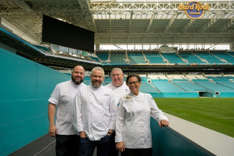 Un grupo de chefs que acompañarán a Dayanny de la Cruz en el desafío de atender a 65.000 aficionados el domingo 2 de febrero en el Super Bowl.