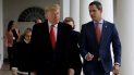 El presidente Donald Trump camina por los pasillos de la Casa Blanca tras recibir en el parqueo al presidente encargado de Venezuela Juan Guaidó. El presidente Donald Trump camina por los pasillos de la Casa Blanca tras recibir en el parqueo al presidente encargado de Venezuela Juan Guaidó.