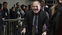 Harvey Weinstein sale de una corte de Manhattan durante su juicio por violación en Nueva York, el viernes siete de febrero de 2020. Harvey Weinstein sale de una corte de Manhattan durante su juicio por violación en Nueva York, el viernes siete de febrero de 2020.