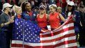 El conjunto estadounidense posa con la bandera después de superar a Letonia en una fase eliminatoria de la Copa Federación el sábado 8 de febrero de 2020, en Everett, Washington. El conjunto estadounidense posa con la bandera después de superar a Letonia en una fase eliminatoria de la Copa Federación el sábado 8 de febrero de 2020, en Everett, Washington.