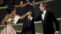 Regina King, izquierda, entrega a Brad Pitt el premio a mejor actor de reparto por Once Upon a Time in Hollywood en los Oscar el domingo nueve de febrero de 2020 en el Teatro Dolby, en Los Angeles. Regina King, izquierda, entrega a Brad Pitt el premio a mejor actor de reparto por Once Upon a Time in Hollywood en los Oscar el domingo nueve de febrero de 2020 en el Teatro Dolby, en Los Angeles.