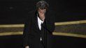 Joaquin Phoenix recibe el Oscar al mejor actor por Joker el domingo nueve de febrero de 2020 en el Teatro Dolby en Los Angeles. Joaquin Phoenix recibe el Oscar al mejor actor por Joker el domingo nueve de febrero de 2020 en el Teatro Dolby en Los Angeles.