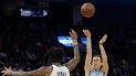 El jugador del Heat de Miami Heat Duncan Robinson (55) lanza a canasta sobre el jugador de los Warriors de Golden State Marquese Chriss (32) durante la primera mitad de su juego de NBA en San Francisco, el lunes 10 de febrero de 2020. El jugador del Heat de Miami Heat Duncan Robinson (55) lanza a canasta sobre el jugador de los Warriors de Golden State Marquese Chriss (32) durante la primera mitad de su juego de NBA en San Francisco, el lunes 10 de febrero de 2020.