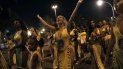 En esta imagen, tomada el 13 de enero de 2020, Jessica Hahn-Chaplin (centro) baila durante un ensayo general de la escuela de samba Paraíso de Tuiuti en Río de Janeiro, Brasil. En esta imagen, tomada el 13 de enero de 2020, Jessica Hahn-Chaplin (centro) baila durante un ensayo general de la escuela de samba Paraíso de Tuiuti en Río de Janeiro, Brasil.