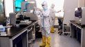 Técnicos realizan análisis con muestras del COVID-19, el coronavirus que ha generado alarma mundial, en un laboratorio en Shenyang, China, el 12 de febrero de 2020. Técnicos realizan análisis con muestras del COVID-19, el coronavirus que ha generado alarma mundial, en un laboratorio en Shenyang, China, el 12 de febrero de 2020.