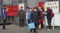 Residentes esperan para entrar a un áea que dice punto de registro para personas que regresan a Beijing, en Beijing, China, el jueves 13 de febrero de 2020. Residentes esperan para entrar a un áea que dice punto de registro para personas que regresan a Beijing, en Beijing, China, el jueves 13 de febrero de 2020.