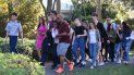 Fotografía del 14 de febrero de 2018 de un grupo de estudiantes de la escuela secundaria Marjory Stoneman Douglas, en Parkland, unas 50 millas al norte de Miami, acompañados de familiares y amigos. Fotografía del 14 de febrero de 2018 de un grupo de estudiantes de la escuela secundaria Marjory Stoneman Douglas, en Parkland, unas 50 millas al norte de Miami, acompañados de familiares y amigos.