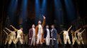 Escena el musical de Broadway Hamilton, escrito y dirigido por Lin-Manuel Miranda. Escena el musical de Broadway Hamilton, escrito y dirigido por Lin-Manuel Miranda.