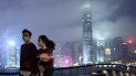 Una pareja camina por Hong Kong el 14 de febrero de 2020, y usa máscaras ante el riesgo de contagio del coronavirus. Una pareja camina por Hong Kong el 14 de febrero de 2020, y usa máscaras ante el riesgo de contagio del coronavirus.