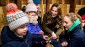 Kate Middleton visita la Ark Open Farm, una finca ubicada en las cercanías de Belfast, ciudad entre el Reino Unido y el norte de Irlanda, como parte de su tour para promover su encuesta dirigida a la niñez, Cinco grandes preguntas a los menores de Cinco. Kate Middleton visita la Ark Open Farm, una finca ubicada en las cercanías de Belfast, ciudad entre el Reino Unido y el norte de Irlanda, como parte de su tour para promover su encuesta dirigida a la niñez, Cinco grandes preguntas a los menores de Cinco.