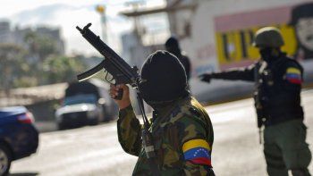 Miembros de los llamados colectivos, grupos partidarios del gobierno, participan junto con la Milicia Nacional Bolivariana en un ejercicio militar en el barrio 23 de Enero, Caracas, Venezuela, sábado 15 de febrero de 2020. 