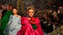 Las creaciones del diseñador británico Richard Quinn conquistaron la pasarela de la Semana de la Moda de Londres. Las creaciones del diseñador británico Richard Quinn conquistaron la pasarela de la Semana de la Moda de Londres.