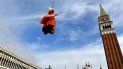 Linda Pani realiza el tradicional vuelo del ángel en el Carnaval de Venecia. Linda Pani realiza el tradicional vuelo del ángel en el Carnaval de Venecia.