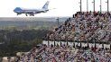 Aficionados de las carreras observan desde las gradas cuando el avión Air Force One da una vuelta sobre el circuito Daytona mientras el presidente Donald Trump llega para asistir a la carrera de autos NASCAR Daytona 500 en la Daytona International Speedway el domingo 16 de febrero de 2020 en Dayton Beach, Florida. Aficionados de las carreras observan desde las gradas cuando el avión Air Force One da una vuelta sobre el circuito Daytona mientras el presidente Donald Trump llega para asistir a la carrera de autos NASCAR Daytona 500 en la Daytona International Speedway el domingo 16 de febrero de 2020 en Dayton Beach, Florida.
