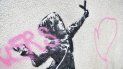 Fotografía de un mural de Banksy que fue vandalizado en el muro de una casa en Marsh Lane en Barton Hill, Bristol, Inglaterra. Fotografía de un mural de Banksy que fue vandalizado en el muro de una casa en Marsh Lane en Barton Hill, Bristol, Inglaterra.