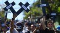 Manifestantes salvadoreños se manifestaron para exigir a la Asamblea Nacional aprobar un préstamo cuyo objetivo es reducir el alto índice de criminalidad en el país, pero los diputados se rehúsan. Manifestantes salvadoreños se manifestaron para exigir a la Asamblea Nacional aprobar un préstamo cuyo objetivo es reducir el alto índice de criminalidad en el país, pero los diputados se rehúsan.