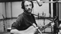 El cantante y compositor francés de origen neozelandés Graeme Allwright, durante una sesión de grabación en un estudio en París, en 1978. El cantante y compositor francés de origen neozelandés Graeme Allwright, durante una sesión de grabación en un estudio en París, en 1978.