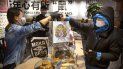El gerente Chen Tiantian, izquierda, entrega una orden a un repartidor en la cafetería Moka Bros de Beijing, el viernes 14 de febrero de 2020. Como muchos negocios en China, Moka Bros pasa apuros para enfrentar las secuelas del brote de coronavirus que ha infectado a decenas de miles de personas en el mundo. El gerente Chen Tiantian, izquierda, entrega una orden a un repartidor en la cafetería Moka Bros de Beijing, el viernes 14 de febrero de 2020. Como muchos negocios en China, Moka Bros pasa apuros para enfrentar las secuelas del brote de coronavirus que ha infectado a decenas de miles de personas en el mundo.