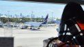 Una pasajera observa los aviones, entre ellos uno de LATAM, mientras descansa en la sala VIP del Aeropuerto Internacional de Miami. Una pasajera observa los aviones, entre ellos uno de LATAM, mientras descansa en la sala VIP del Aeropuerto Internacional de Miami.