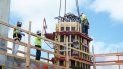 Obreros de la construcción trabajan en la edificación de un rascacielos en Miami. Obreros de la construcción trabajan en la edificación de un rascacielos en Miami.