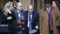 Harvey Weinstein, centro, sale de una corte de Manhattan durante su juicio por violación el miércoles 19 de febrero de 2020 en Nueva York. Harvey Weinstein, centro, sale de una corte de Manhattan durante su juicio por violación el miércoles 19 de febrero de 2020 en Nueva York.