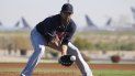 En esta foto del 13 de febrero de 2020, el pitcher Carlos Carrasco de los Indios de Cleveland durante una práctica de fildeo en Avondale, Arizona. En esta foto del 13 de febrero de 2020, el pitcher Carlos Carrasco de los Indios de Cleveland durante una práctica de fildeo en Avondale, Arizona.