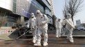 Trabajadores rocían desinfectante frente a una iglesia en la ciudad de Daegu, Corea del Sur, el jueves 20 de febrero de 2020. Trabajadores rocían desinfectante frente a una iglesia en la ciudad de Daegu, Corea del Sur, el jueves 20 de febrero de 2020.