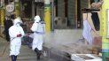 Trabajadores con equipo protector rocían desinfectante como medida preventiva contra el coronavirus en un mercado local en Busan, Corea del Sur, el domingo 23 de febrero de 2020. Trabajadores con equipo protector rocían desinfectante como medida preventiva contra el coronavirus en un mercado local en Busan, Corea del Sur, el domingo 23 de febrero de 2020.