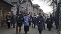 En esta fotografía de archivo del 27 de enero de 2016 sobrevivientes del Holocausto caminan por la entrada del antiguo campo de concentración nazi en Auschwitz-Birkenau en Oswiecim, Polonia. En esta fotografía de archivo del 27 de enero de 2016 sobrevivientes del Holocausto caminan por la entrada del antiguo campo de concentración nazi en Auschwitz-Birkenau en Oswiecim, Polonia.