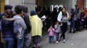Cientos de personas hacen cola frente a una oficina del servicio de inmigración en San Francisco el 31 de enero del 2019. Cantidades de inmigrantes están renunciando a beneficios públicos por temor a nuevas normas que entran en vigor el 24 de febrero del 2020 y que inhabilitan a todo inmigrante que quiera sacar la residencia permanente si ha usado esos beneficios. Cientos de personas hacen cola frente a una oficina del servicio de inmigración en San Francisco el 31 de enero del 2019. Cantidades de inmigrantes están renunciando a beneficios públicos por temor a nuevas normas que entran en vigor el 24 de febrero del 2020 y que inhabilitan a todo inmigrante que quiera sacar la residencia permanente si ha usado esos beneficios.