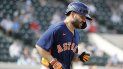 El venezolano José Altuve, de los Astros de Houston, se dirige a la inicial tras ser golpeado por un lanzamiento durante el encuentro de pretemporada ante los Tigres de Detroit, el lunes 24 de febrero de 2020, en Lakeland, Florida. El venezolano José Altuve, de los Astros de Houston, se dirige a la inicial tras ser golpeado por un lanzamiento durante el encuentro de pretemporada ante los Tigres de Detroit, el lunes 24 de febrero de 2020, en Lakeland, Florida.