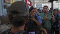 Con actitud amenazante una agente de la policía del régimen sandinista se dirige a la camarógrafa de la agencia de noticia EFE, que daba cobertura al piquete exprés de la oposición en Nicaragua. Con actitud amenazante una agente de la policía del régimen sandinista se dirige a la camarógrafa de la agencia de noticia EFE, que daba cobertura al piquete exprés de la oposición en Nicaragua.