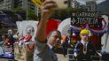 Un hombre se toma una selfie con figuras que representan al presidente Nicolás Maduro, al jefe de la Asamblea Nacional Constituyente, Diosdado Cabello y al presidente estadounidense Donald Trump en Caracas, Venezuela, el martes 25 de febrero de 2019. Un hombre se toma una selfie con figuras que representan al presidente Nicolás Maduro, al jefe de la Asamblea Nacional Constituyente, Diosdado Cabello y al presidente estadounidense Donald Trump en Caracas, Venezuela, el martes 25 de febrero de 2019.