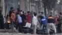 Una turba ataca una tienda y daña vehículos durante un brote de violencia entre dos grupos en Nueva Delhi, India, el martes 25 de febrero de 2020. Una turba ataca una tienda y daña vehículos durante un brote de violencia entre dos grupos en Nueva Delhi, India, el martes 25 de febrero de 2020.