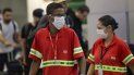 Los empleados del aeropuerto usan máscaras como precaución contra la propagación del nuevo coronavirus COVID-19 mientras trabajan en el Aeropuerto Internacional de Sao Paulo en Brasil, el miércoles 26 de febrero de 2020. Los empleados del aeropuerto usan máscaras como precaución contra la propagación del nuevo coronavirus COVID-19 mientras trabajan en el Aeropuerto Internacional de Sao Paulo en Brasil, el miércoles 26 de febrero de 2020.