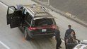 Policías de Los Ángeles después de la persecución de una carroza fúnebre con un féretro y cuerpo al interior en la autopista 110 en el sur de Los Ángeles, el jueves 27 de febrero de 2020. Policías de Los Ángeles después de la persecución de una carroza fúnebre con un féretro y cuerpo al interior en la autopista 110 en el sur de Los Ángeles, el jueves 27 de febrero de 2020.