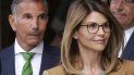 En esta foto del tres de abril de 2019, la actriz Lori Loughlin y su esposo, el diseñador de modas Mossimo Giannulli, a la izquierda, salen de un tribunal federal en Boston. En esta foto del tres de abril de 2019, la actriz Lori Loughlin y su esposo, el diseñador de modas Mossimo Giannulli, a la izquierda, salen de un tribunal federal en Boston.