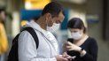 Pasajeros usando mascarillas como precaución contra el contagio del nuevo coronavirus usan sus teléfonos en el Aeropuerto Internacional de Sao Paulo, Brasil, el jueves 27 de febrero de 2020. Pasajeros usando mascarillas como precaución contra el contagio del nuevo coronavirus usan sus teléfonos en el Aeropuerto Internacional de Sao Paulo, Brasil, el jueves 27 de febrero de 2020.