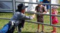 Unos niños en una feria de cowboys. Unos niños en una feria de cowboys.