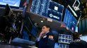El corredor bursátil Peter Mazza examina acciones en la Bolsa de Valores de Nueva York. El corredor bursátil Peter Mazza examina acciones en la Bolsa de Valores de Nueva York.