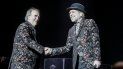 Los cantantes Joan Manuel Serrat y Joaquín Sabina se dan la mano durante su actuación en el WiZink Center de Madrid el pasado 20 de enero de 2020. Los cantantes Joan Manuel Serrat y Joaquín Sabina se dan la mano durante su actuación en el WiZink Center de Madrid el pasado 20 de enero de 2020.