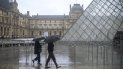 Gente pasa junto al Museo del Louvre en París el domingo primero de marzo del 2020. Las autoridades francesas cerraron el museo el domingo debido a temores por el coronavirus. Gente pasa junto al Museo del Louvre en París el domingo primero de marzo del 2020. Las autoridades francesas cerraron el museo el domingo debido a temores por el coronavirus.