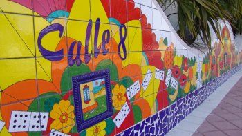 Color, mosaicos de los artistas Hermanos Currás, en Calle 8, Miami.