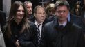 Harvey Weinstein, en el centro, sale de la corte rodeado de sus abogados Donna Rotunno, a la izquierda, y Damon Cheronis, durante su juicio por violación y abuso sexual en Nueva York el jueves 13 de febrero del 2020. Harvey Weinstein, en el centro, sale de la corte rodeado de sus abogados Donna Rotunno, a la izquierda, y Damon Cheronis, durante su juicio por violación y abuso sexual en Nueva York el jueves 13 de febrero del 2020.