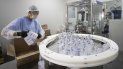 Un empleado trabaja en la producción de desinfectante de manos en la Compañía Nacional do Álcool (CNA) en Piracicaba, Brasil, 3 de marzo de 2020. El coronavirus ha desatado pánico en la población. Un empleado trabaja en la producción de desinfectante de manos en la Compañía Nacional do Álcool (CNA) en Piracicaba, Brasil, 3 de marzo de 2020. El coronavirus ha desatado pánico en la población.