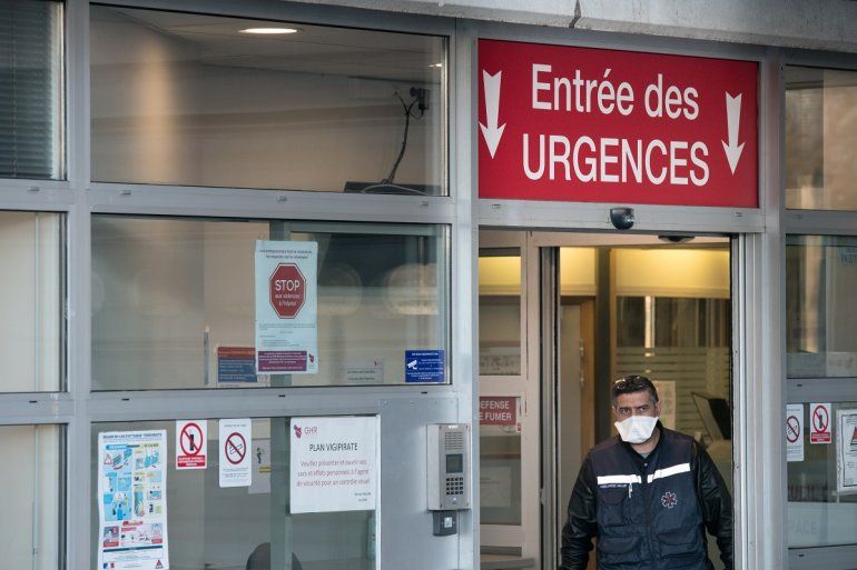 Un hombre abandona la sala de emergencia del hospital Emile Muller Hospital