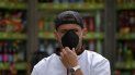 Un hombre en Colombia utiliza una máscara como medida de precaución para evitar ser afectado por la pandemia del coronovirus que afecta al mundo. Un hombre en Colombia utiliza una máscara como medida de precaución para evitar ser afectado por la pandemia del coronovirus que afecta al mundo.
