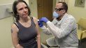 Un farmacéutico aplica a Jennifer Haller la primera dosis de una prueba clínica para una posible vacuna contra el COVID-19, la enfermedad causada por el nuevo coronavirus, el lunes 16 de marzo de 2020, en el Instituto de Investigación Permanente Kaiser de Washington en Seattle. Un farmacéutico aplica a Jennifer Haller la primera dosis de una prueba clínica para una posible vacuna contra el COVID-19, la enfermedad causada por el nuevo coronavirus, el lunes 16 de marzo de 2020, en el Instituto de Investigación Permanente Kaiser de Washington en Seattle.