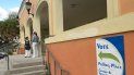 Vista parcial de la fachada del colegio electoral 570, en escuela Coral Way K-8 Center. Vista parcial de la fachada del colegio electoral 570, en escuela Coral Way K-8 Center.