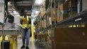 Tahsha Sydnor estiba paquetes en un almacén de Amazon en Goodyear, Arizona. Tahsha Sydnor estiba paquetes en un almacén de Amazon en Goodyear, Arizona.